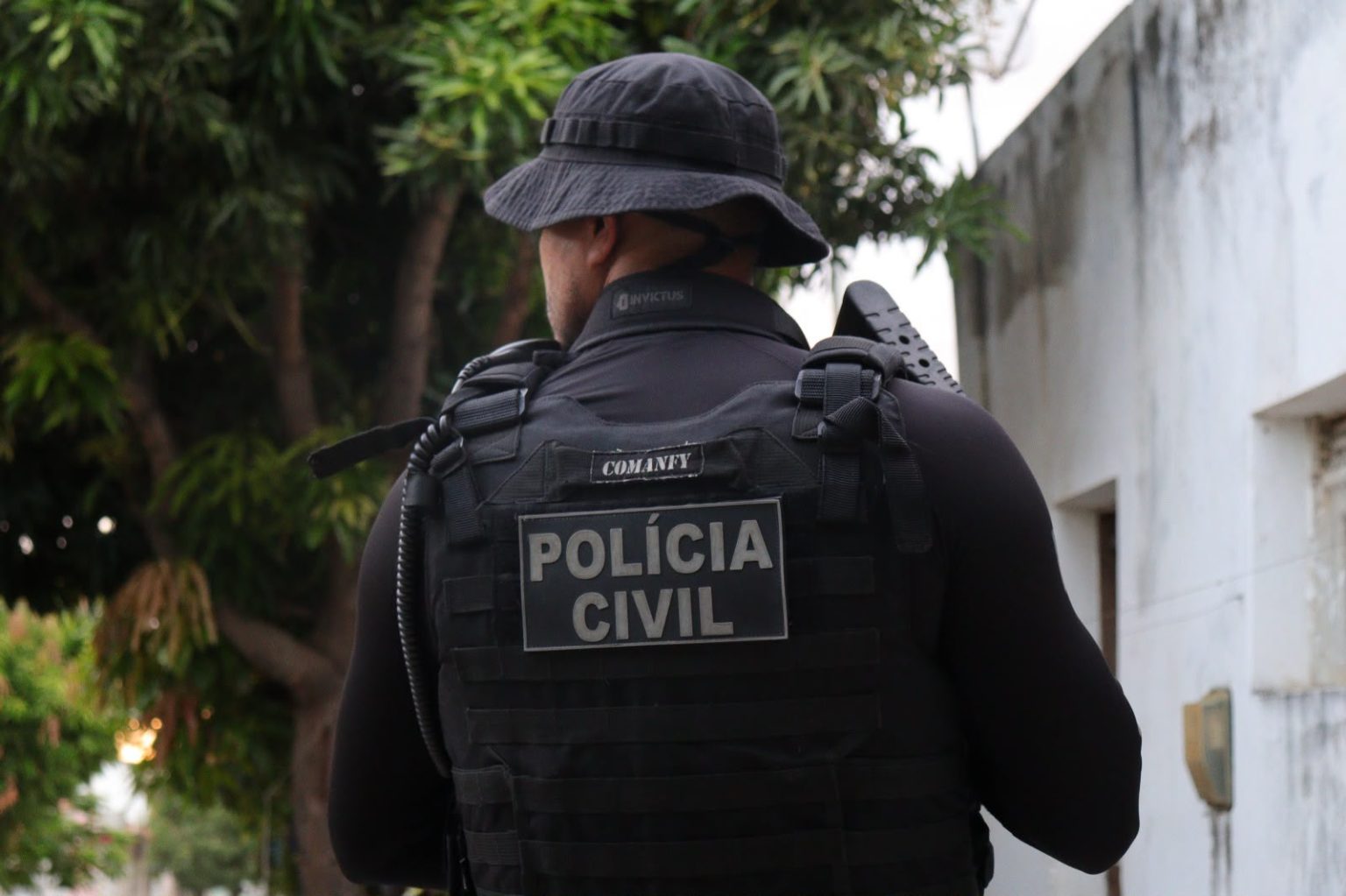 Polícia Civil prende em flagrante mulher suspeita por tentativa de homicídio contra companheiro em Santa Cruz