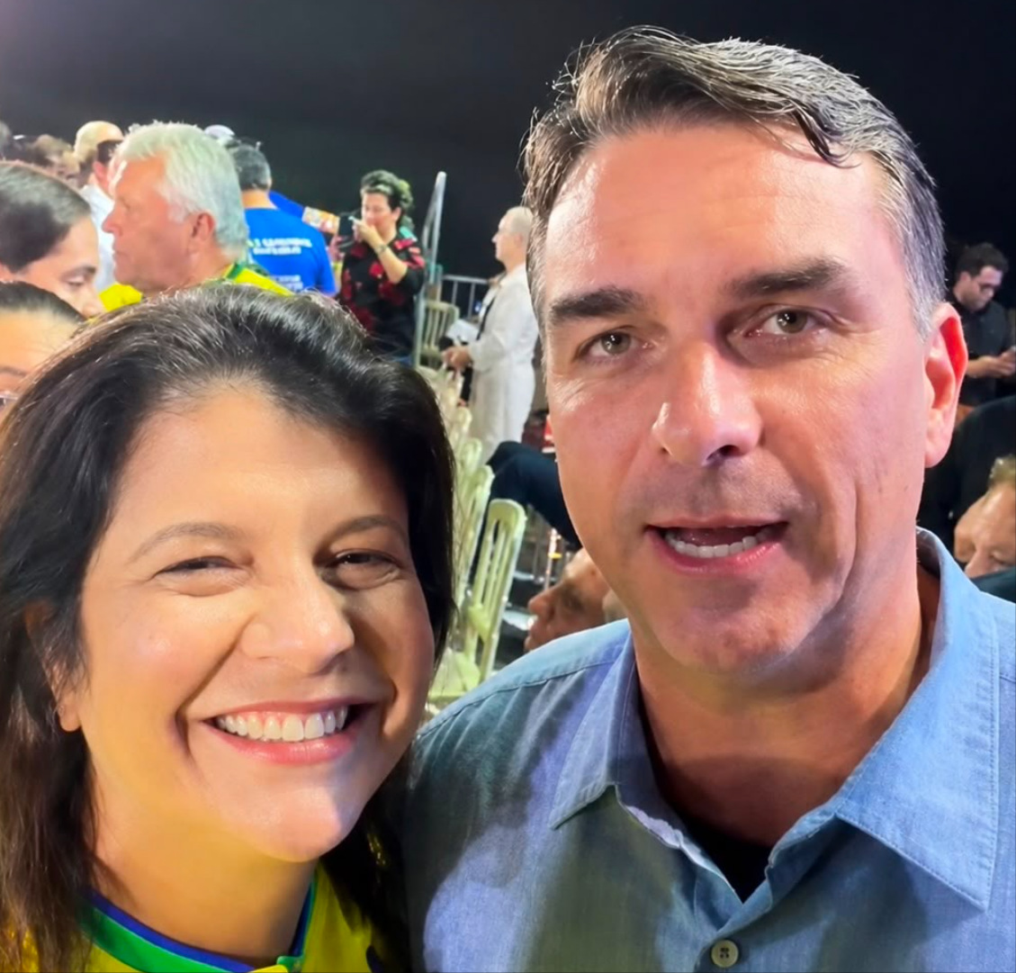 Ao lado de Carla Dickson, Flávio Bolsonaro assegura recursos para famílias atípicas