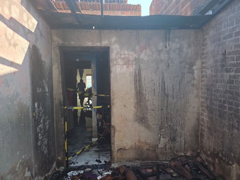 Incêndio destrói quarto de casa e provoca desabamento de teto no interior do RN