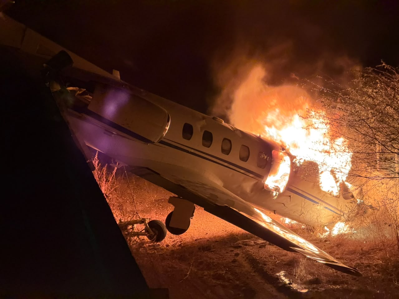Avião de Rey Vaqueiro saí da pista e pega fogo em Parelhas,RN