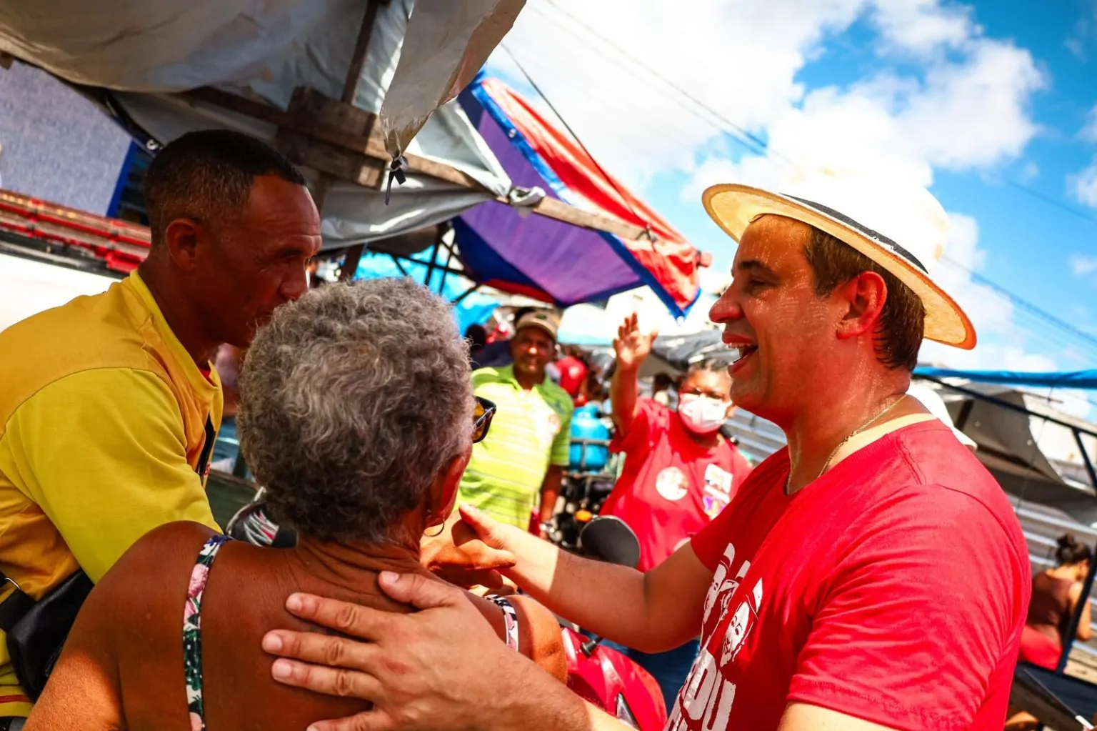 Cadu de Lula mobiliza população em caminhada nas feiras de Macaíba e do Alecrim