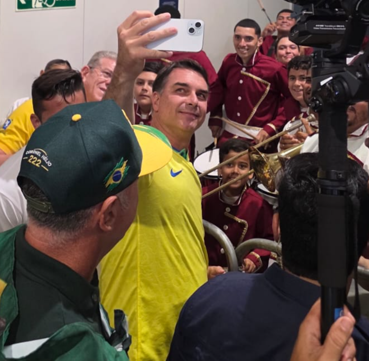 Flávio Bolsonaro é recebido por multidão no Aeroporto Internacional de Natal