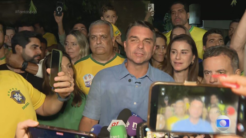 Flávio Bolsonaro vence o primeiro turno das eleições 2026 e diz estar 'muito feliz' com resultado